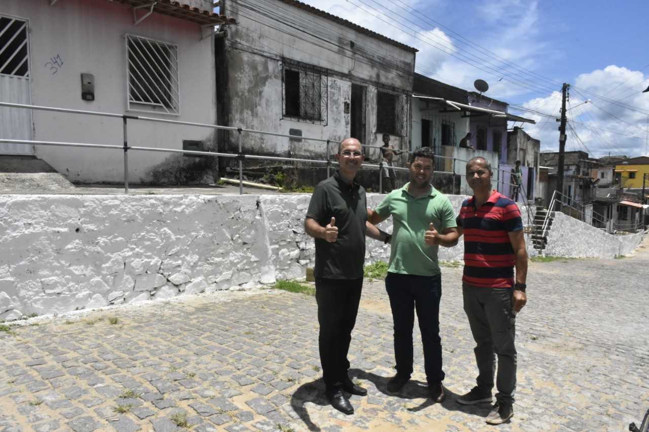 Camacã: 40 anos depois, moradores da Rua Nossa Senhora do Socorro comemoram a instalação de corrimão
